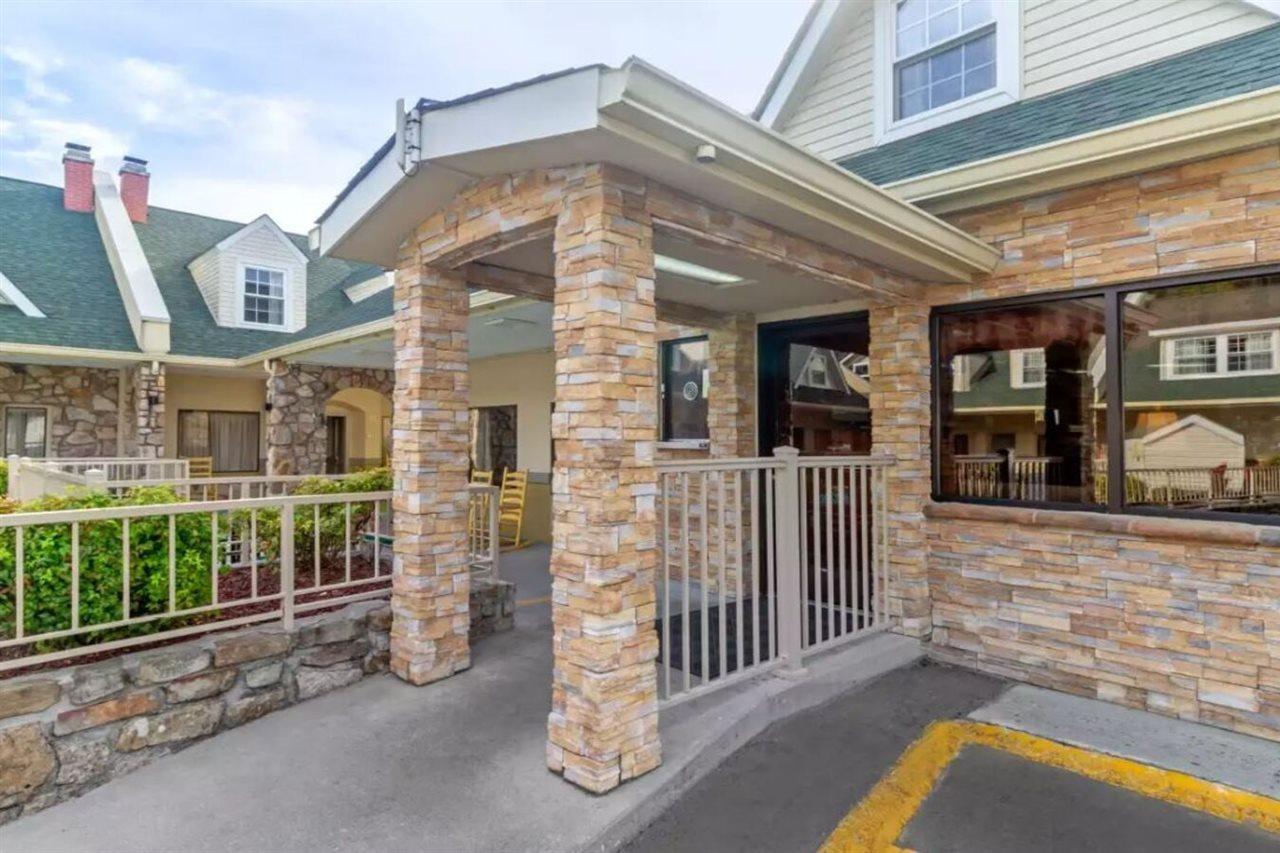 Econo Lodge Inn & Suites Gatlinburg At The Convention Center Exterior foto